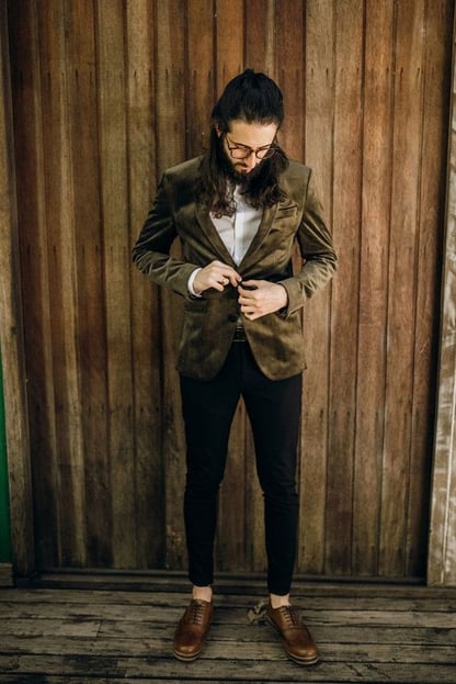 a-brown-velvet-blazer-a-white-shirt-black-cropped-pants-brown-shoes-with-no-socks-for-a-fall-boho-look